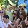 Звезди и деца садят растения и овошки 