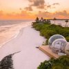 Плажна шатра мехурче на Малдивите предлага на двойките да спят под звездите без проблеми с комарите
