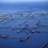 В най-голямото езеро на планетата „плава“ умопомрачителен град с нефтена платформа от съветската епоха