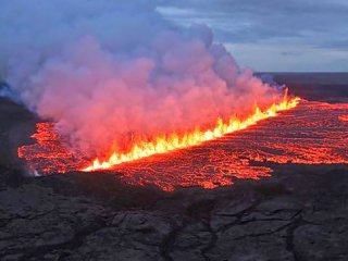Изригване на вулкан в Исландия наложи евакуации, включително на Синята лагуна