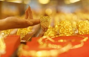 Цената на златото достига рекордно ниво заради отслабващия долар и очакванията за намаляване на лихвите от Фед