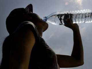 Пиещите бутилирана вода поглъщат 90 000 повече микропластични частици годишно: Проучване