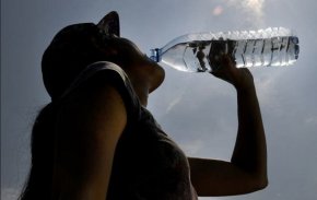 Пиещите бутилирана вода поглъщат 90 000 повече микропластични частици годишно: Проучване