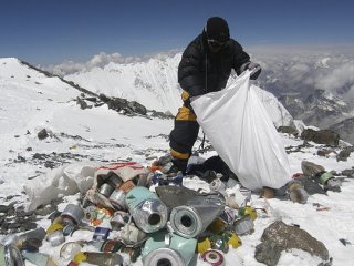 Схемата за събиране на боклук на Еверест е прекратена заради измами от алпинисти