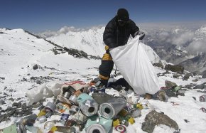 Схемата за събиране на боклук на Еверест е прекратена заради измами от алпинисти