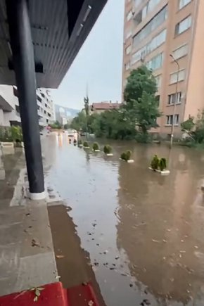Наводнени улици, запушени шахти, паднали дървета: Близо 100 сигнала в СО след мощната буря вчера