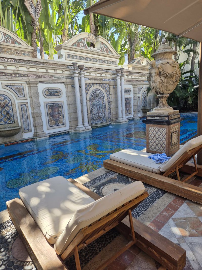 ДА! Versace: Добре дошли в къщата на гения в Маями с нас