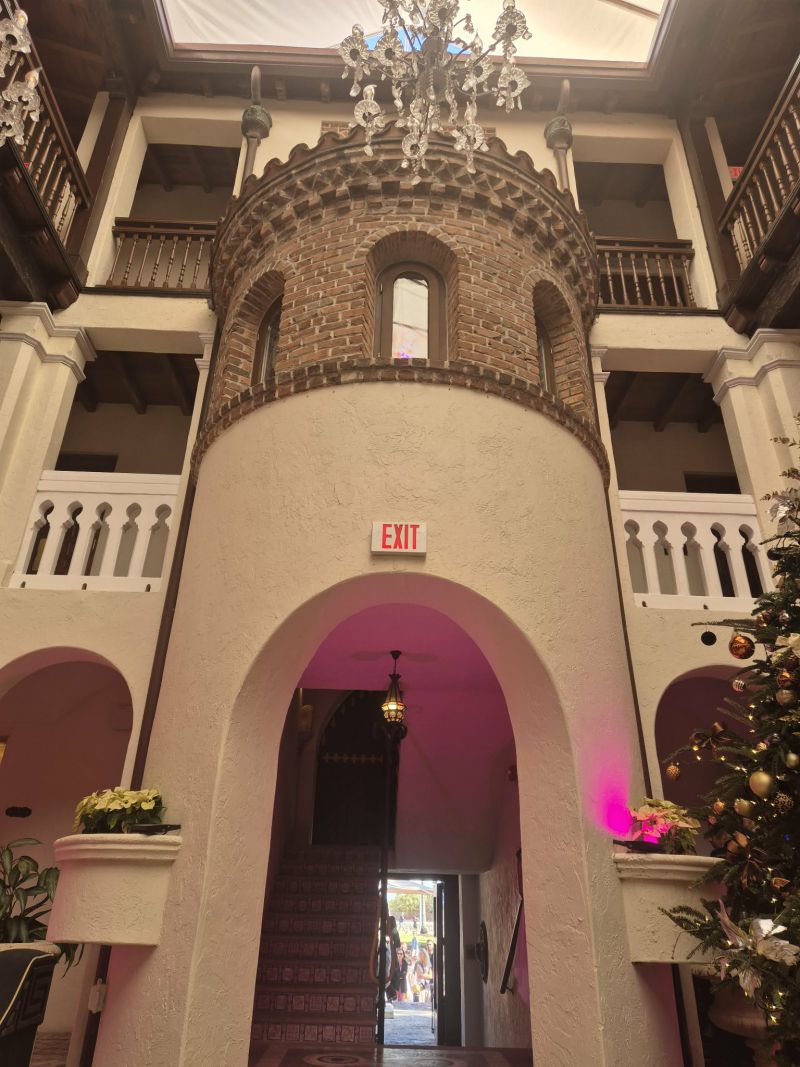 ДА! Versace: Добре дошли в къщата на гения в Маями с нас