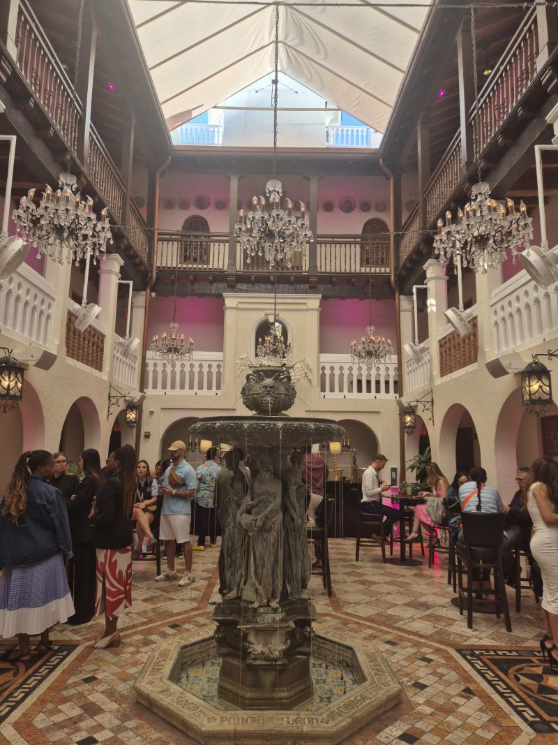 ДА! Versace: Добре дошли в къщата на гения в Маями с нас