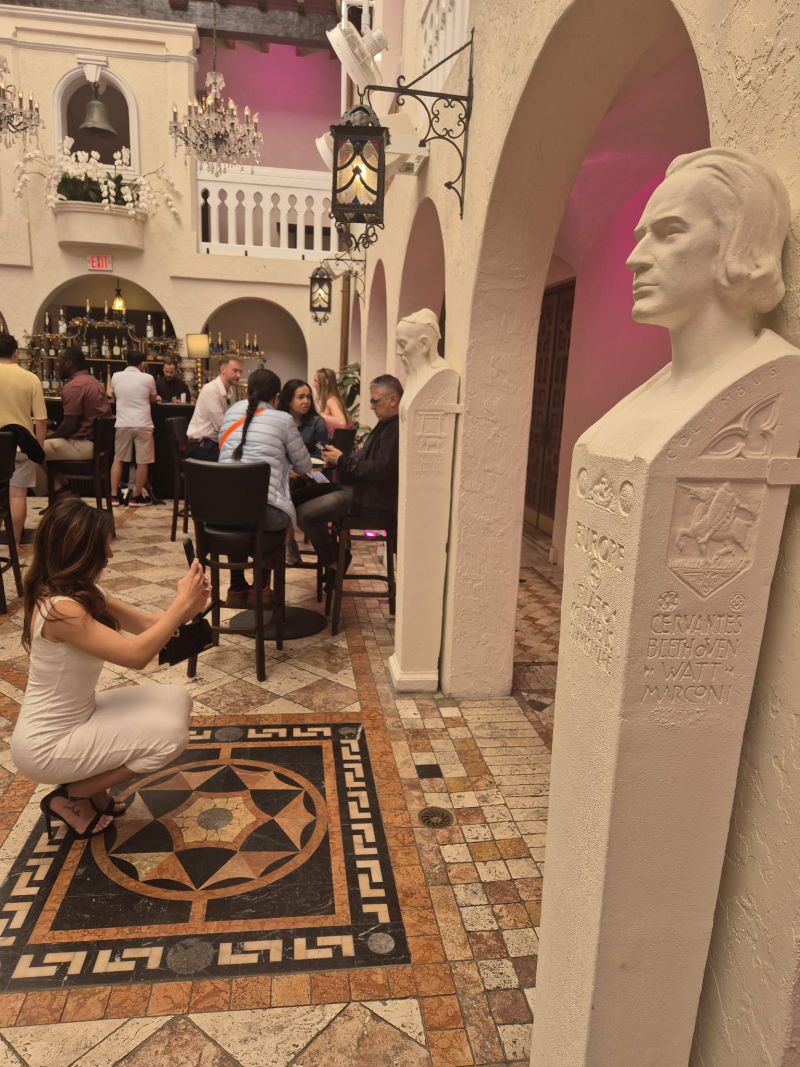 ДА! Versace: Добре дошли в къщата на гения в Маями с нас